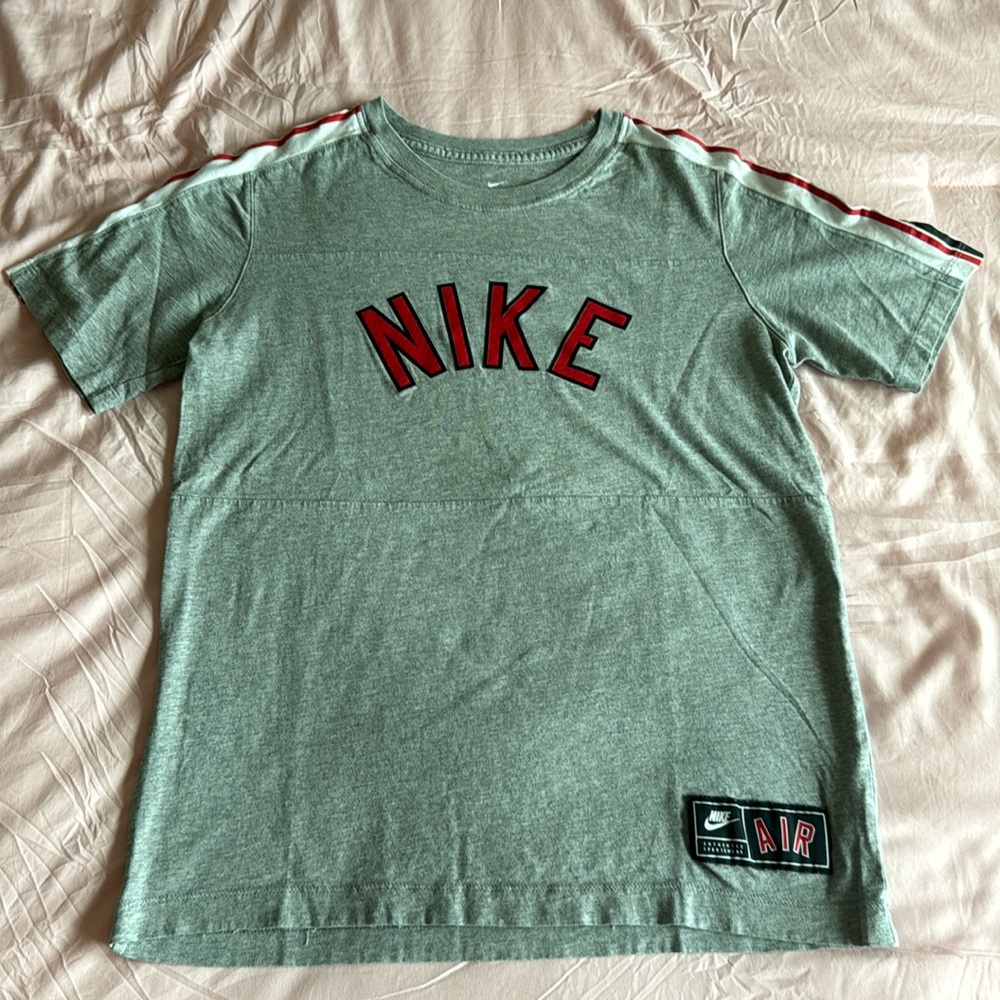 Boys youth XL The NIKE TEE grey with stripes